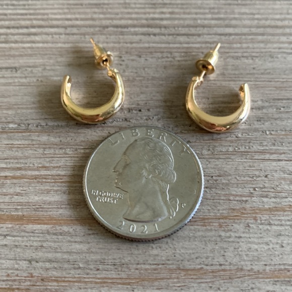 6/$8 NEW Gold Tone Hoop Earrings - Picture 7 of 8